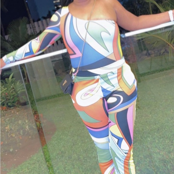 Colorful Abstract Print Leggings moschino outfit has stretch to the pants - Picture 5 of 7